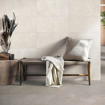 Ceramica Valsecchia Capital 'Ice', wandtegels 30x60 achter een rieten bank in een lichte hal, vloer in Silver 60x60