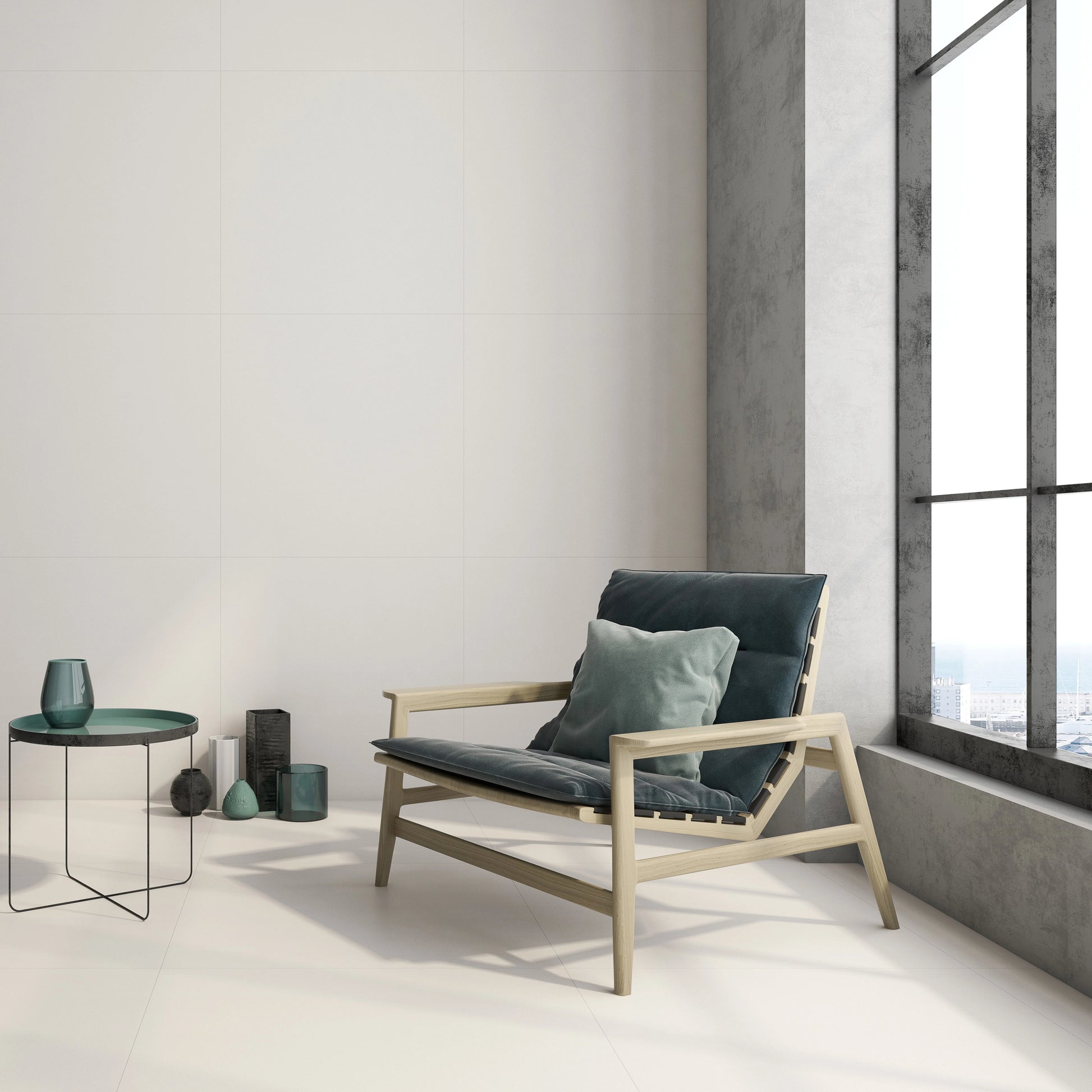 Argenta Cerámica Carpenter 'Albar', crèmekleurige vloer- en wandtegels in een loft met houten fauteuil bij een hoog raam