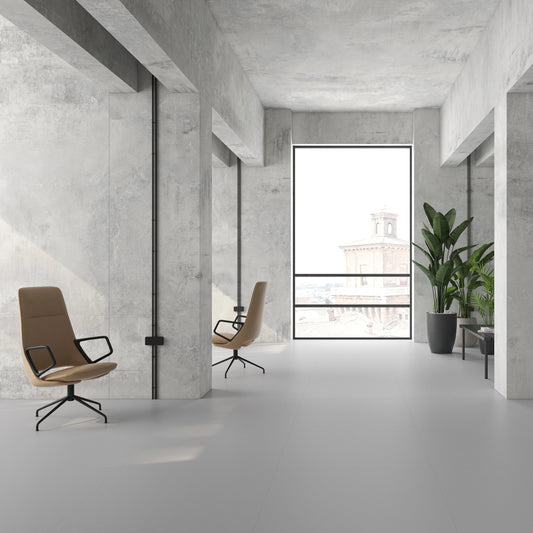 Argenta Cerámica Carpenter 'Pearl', lichtgrijze vloertegels in een kantoorlobby met betonlook kolommen