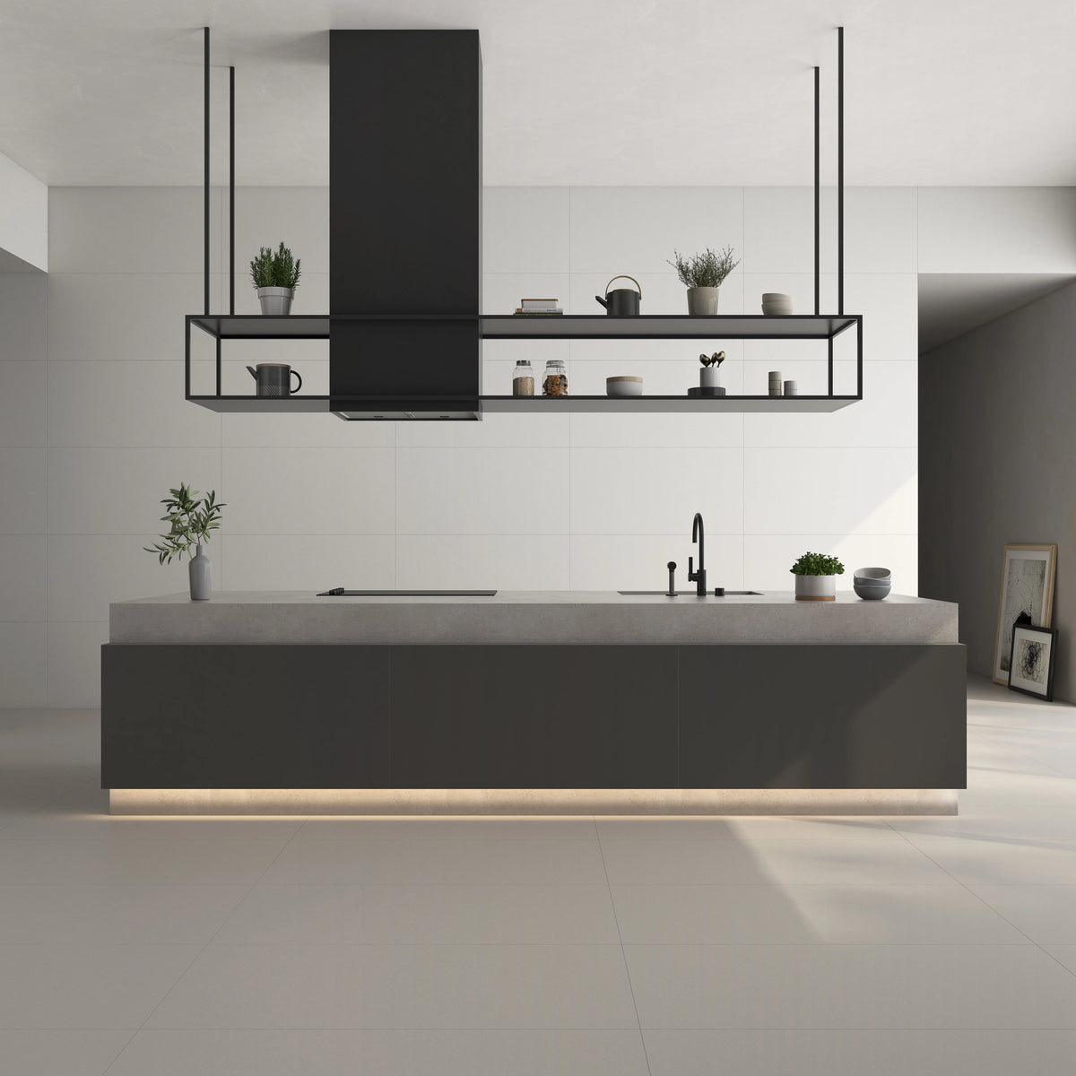 Argenta Cerámica Carpenter 'Taupe', vloertegels in een keuken met zwart kookeiland, open schappen en crèmekleurige wandtegels