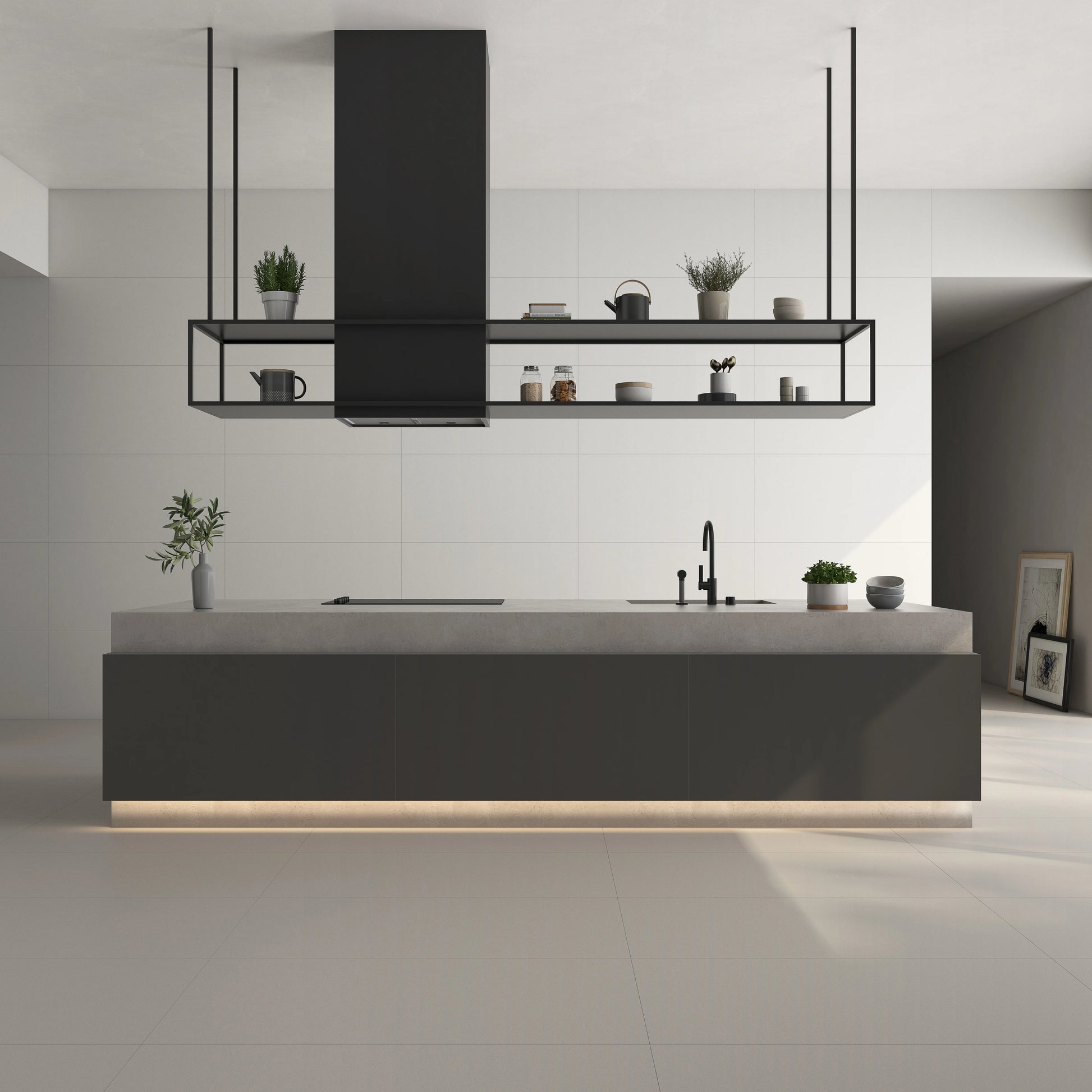 Argenta Cerámica Carpenter 'Taupe', vloertegels in een keuken met zwart kookeiland, open schappen en crèmekleurige wandtegels