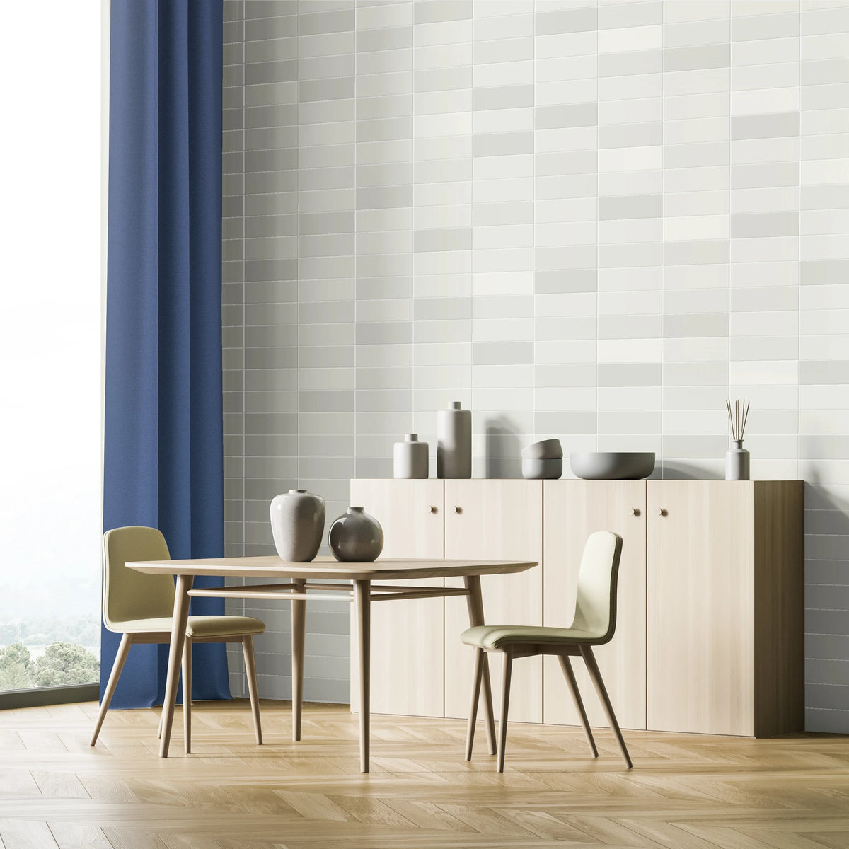 Estudio Cerámico Chalky 'White', liggende witte wandtegels in halfsteensverband achter een eethoek met dressoir