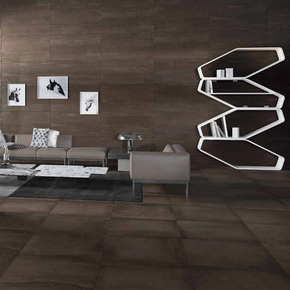 Castelvetro Concept 'Deck Brown', bruine wandtegels, hier 60x120cm, in een woonkamer met beige bank en wit wandrek