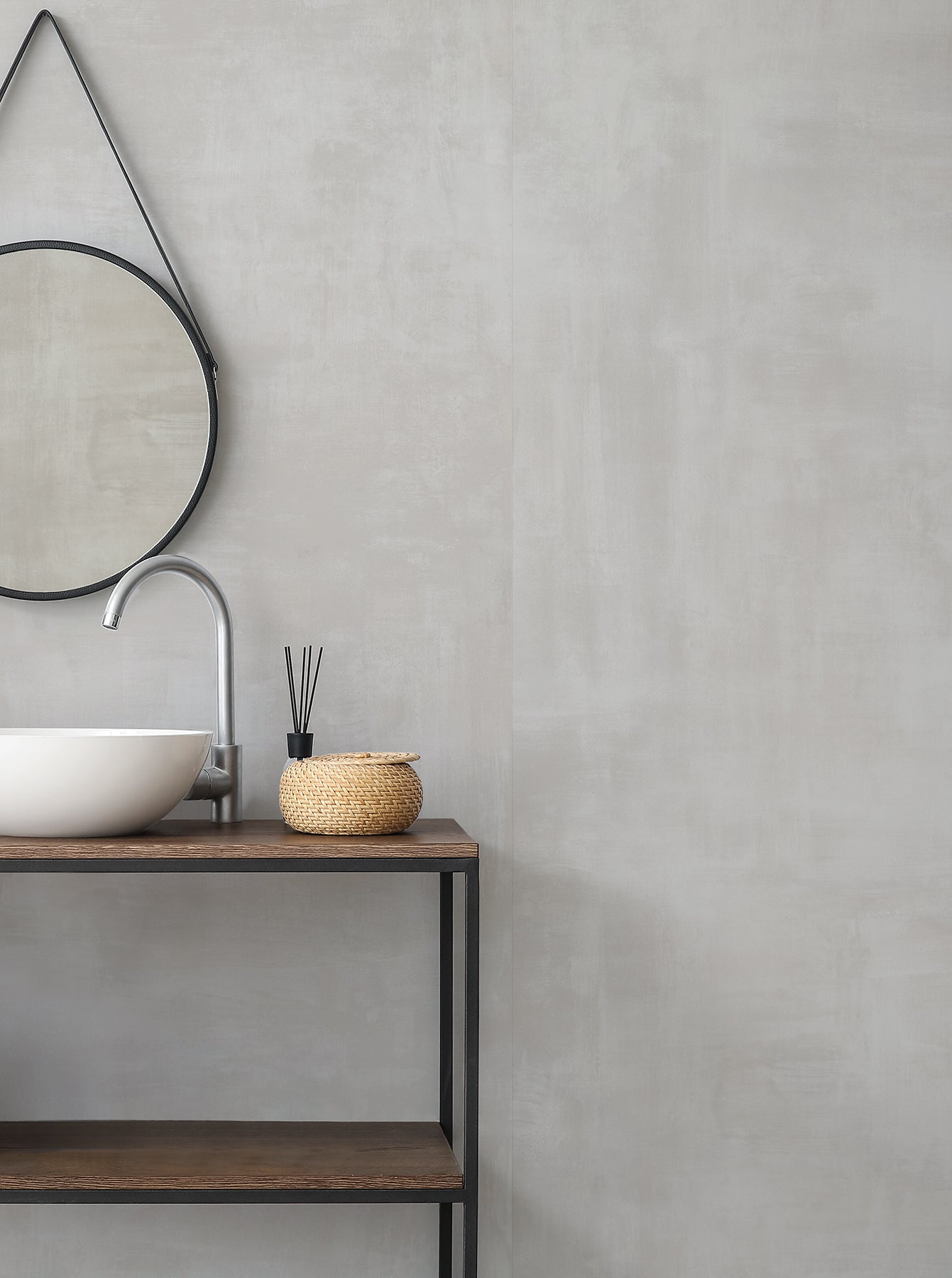 EnergieKer Concept 'Pearl', lichtgrijze betonlook wandtegels achter een waskom op een houten blad met ronde spiegel