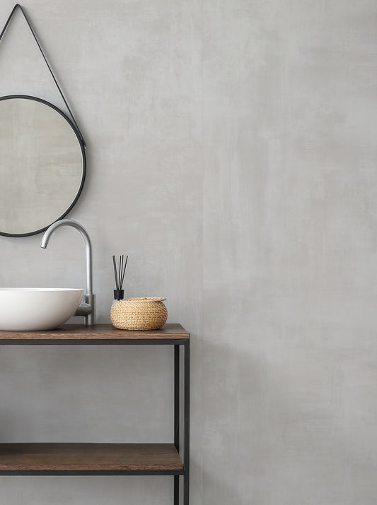 EnergieKer Concept 'Pearl', lichtgrijze betonlook wandtegels achter een waskom op een houten blad met ronde spiegel
