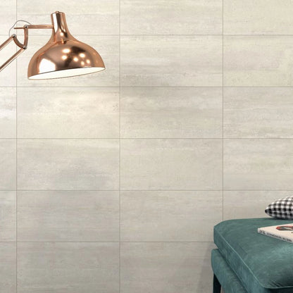 Castelvetro Concept 'Deck White', witte wandtegels, hier 30x60cm, bij een koperen lamp en een groene poef