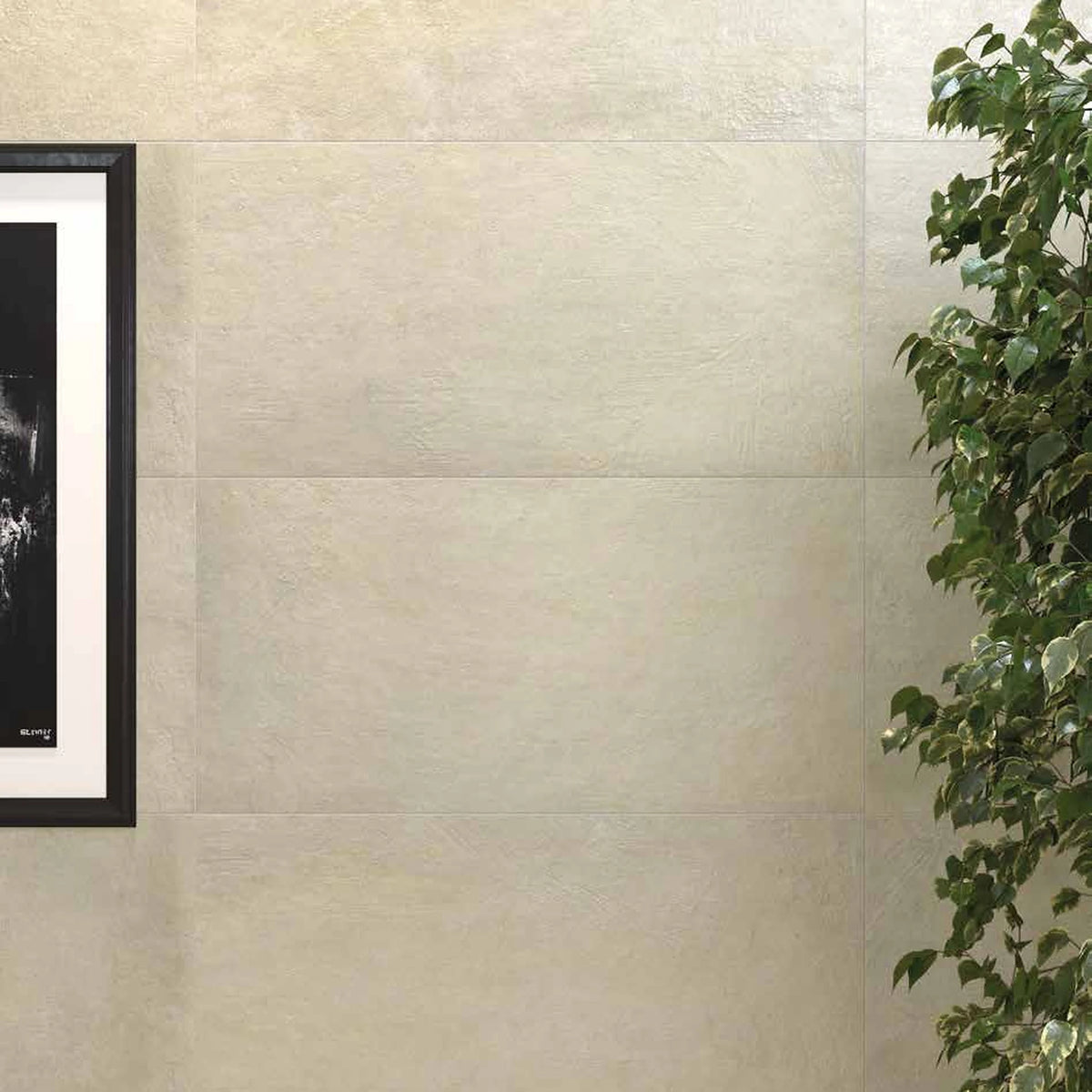 Castelvetro Concept 'Land Ivory', crèmekleurige tegels, hier 40x80cm op de wand, naast een ingelijste foto en een plant