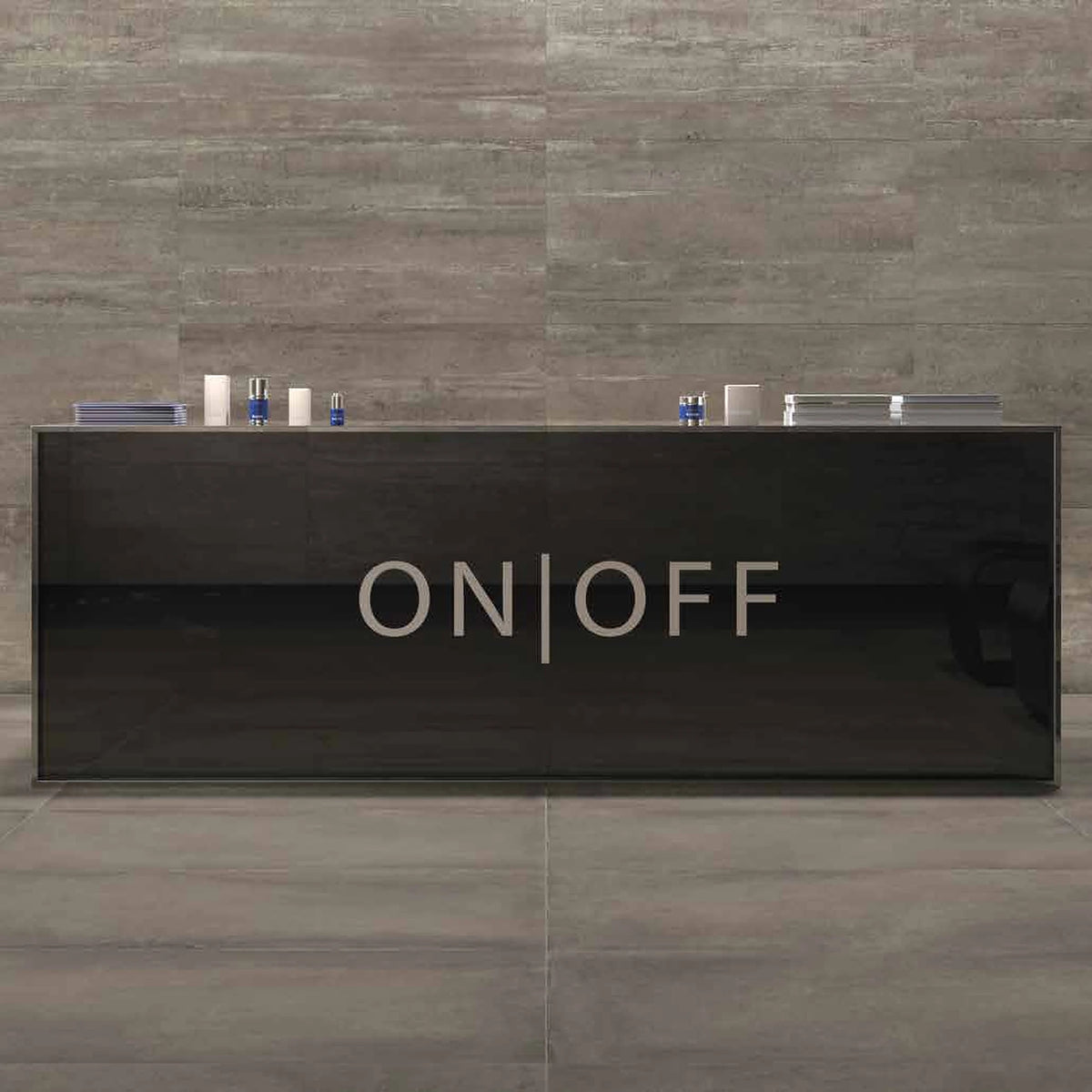 Castelvetro Concept 'Deck Dark Grey', donkergrijze wandtegels, hier 60x120cm, achter een zwarte balie