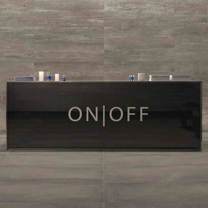 Castelvetro Concept 'Deck Dark Grey', donkergrijze wandtegels, hier 60x120cm, achter een zwarte balie