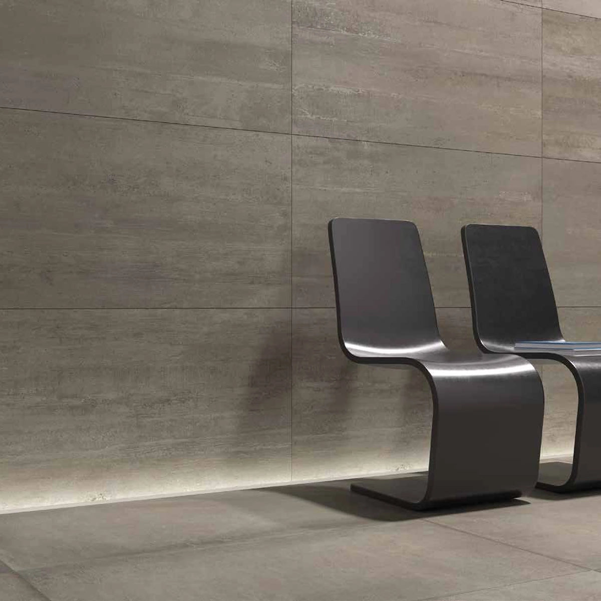 Castelvetro Concept 'Deck Dark Grey', donkergrijze wandtegels, hier 60x120cm, achter twee zwarte designstoelen
