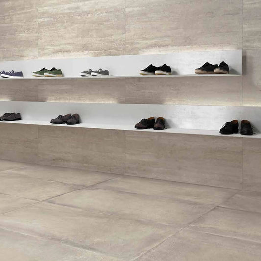 Castelvetro Concept 'Land Light Grey', lichtgrijze vloertegels 60x120cm in een schoenenwinkel, de wand in dezelfde kleur