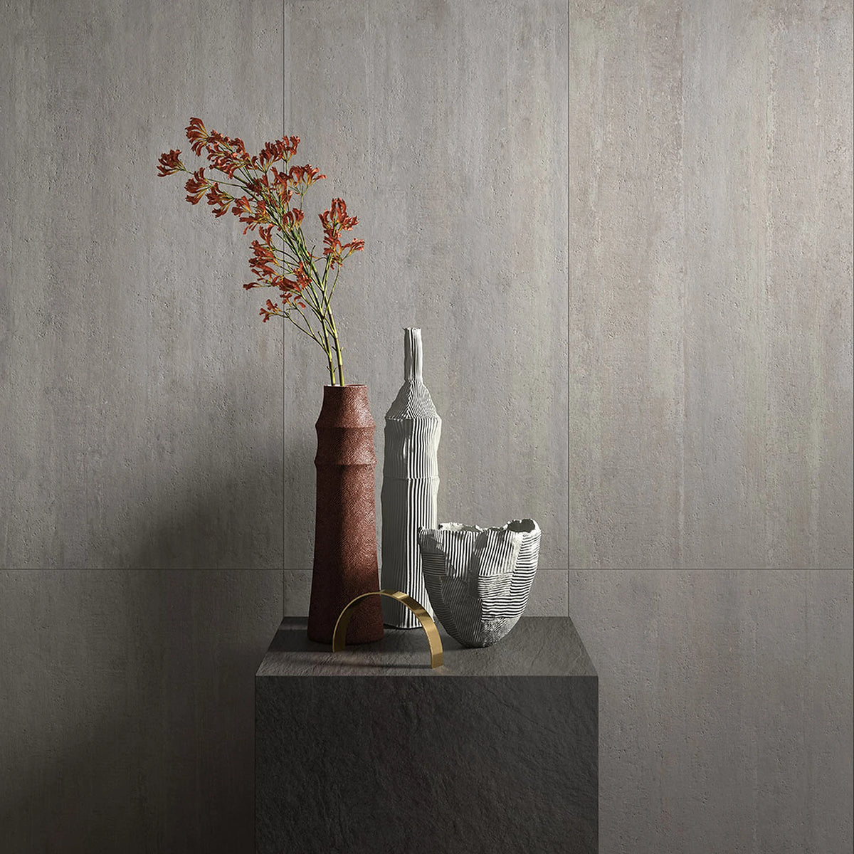 Castelvetro Concept 'Deck Light Grey', lichtgrijze wandtegels 60x120cm met streepstructuur, bij een rode vaas op een blok
