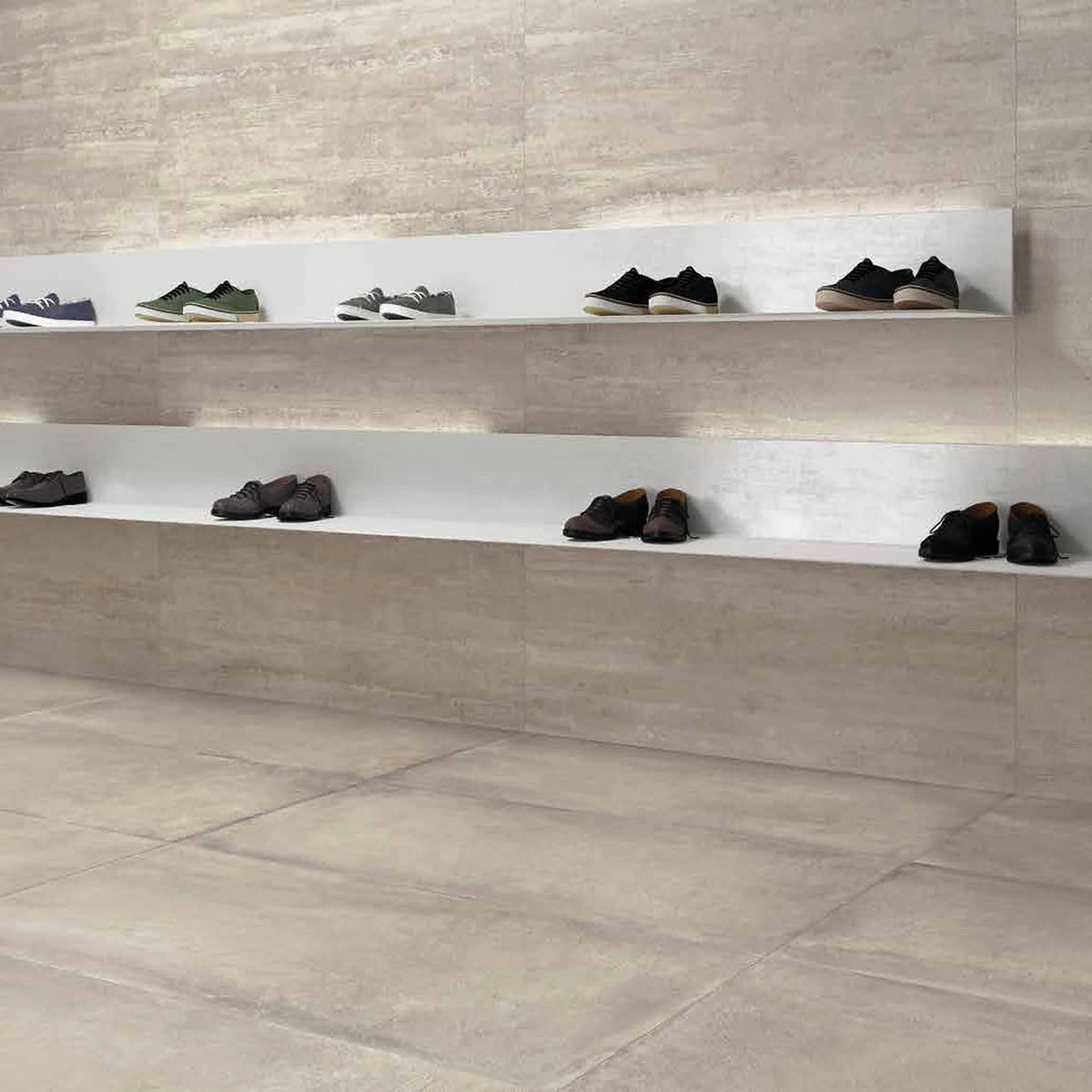 Castelvetro Concept 'Land Light Grey', lichtgrijze vloertegels, hier 60x120cm, in een schoenenwinkel met witte wandplanken