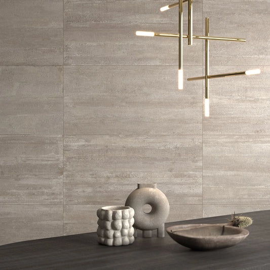 Castelvetro Concept 'Deck Muddy', taupe wandtegels 60x120cm met streepstructuur, bij een gouden hanglamp en vazen