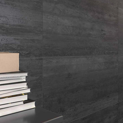 Castelvetro Concept 'Deck Black', zwarte wandtegels, hier 40x80cm, met een stapel boeken ervoor