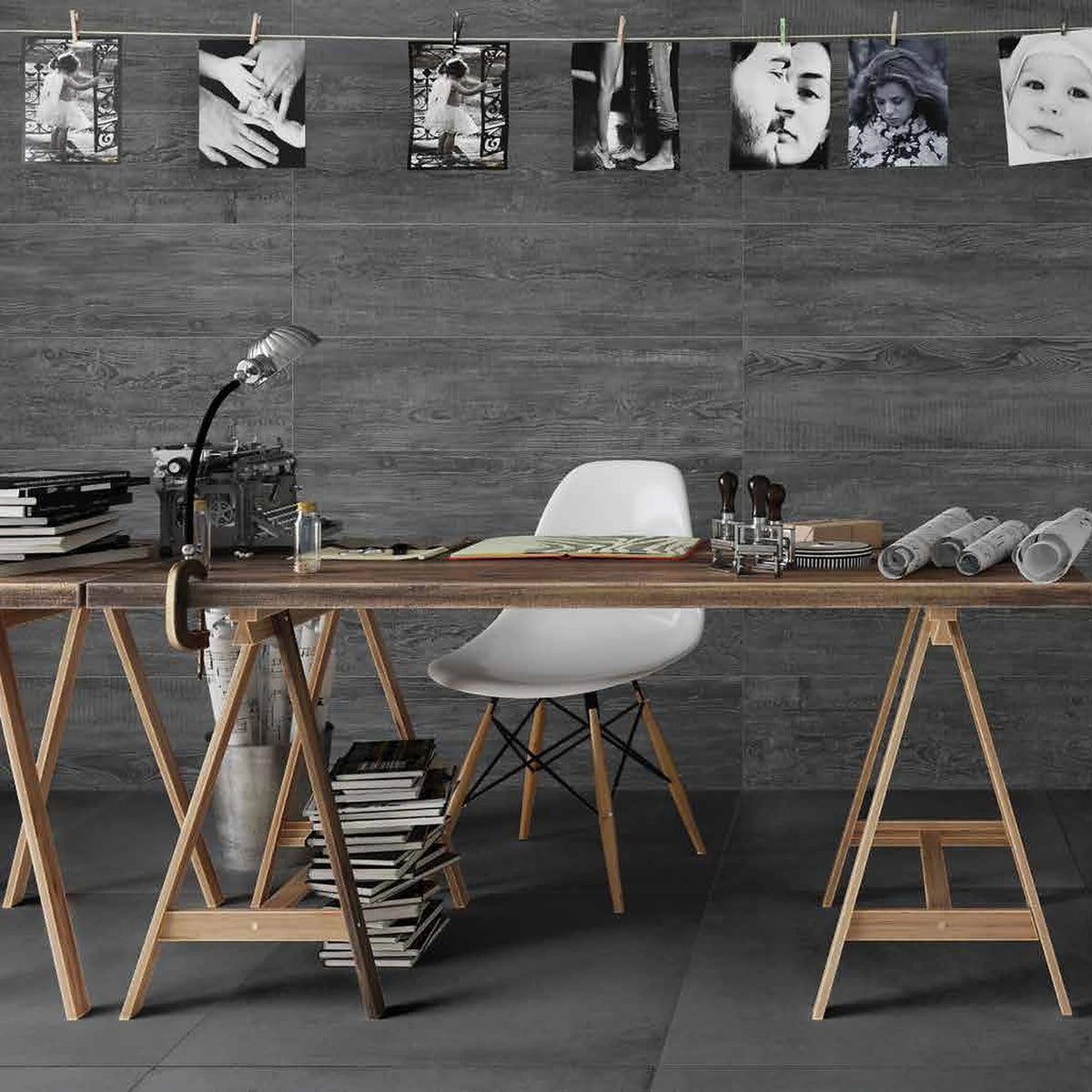 Castelvetro Concept 'Land Black', zwarte vloertegels, hier 80x80cm, in een werkruimte met houten tafel, de wand in houtlook