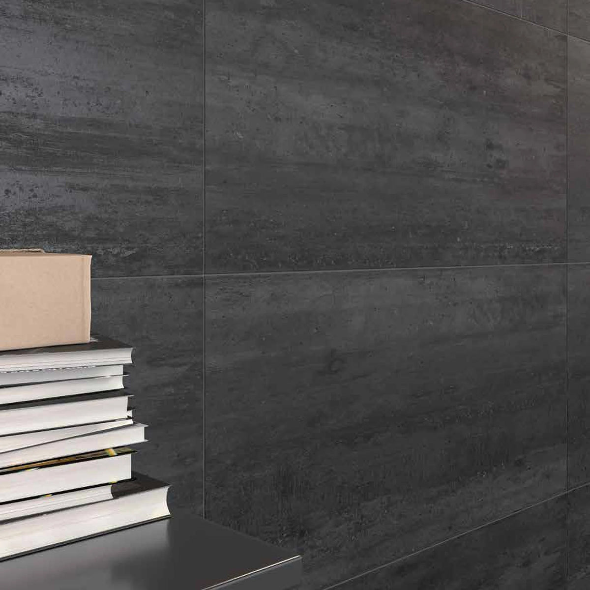 Castelvetro Concept 'Deck Black', zwarte wandtegels, hier 40x80cm, met een stapel boeken ervoor