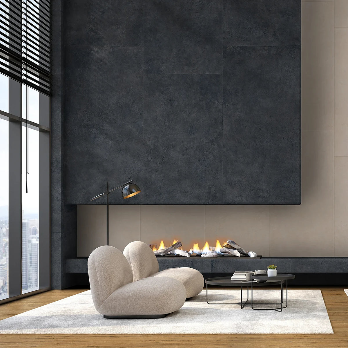 EnergieKer Corsocomo 'Midnight', hier als wand in 60x120 boven een open haard met witte fauteuils