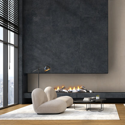 EnergieKer Corsocomo 'Midnight', hier als wand in 60x120 boven een open haard met witte fauteuils