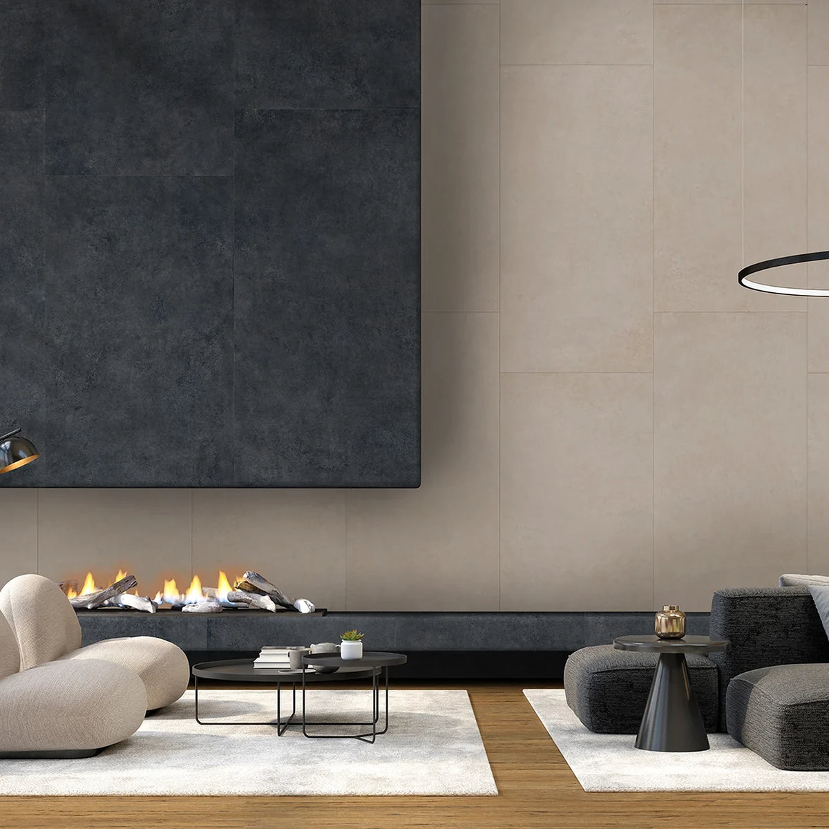 EnergieKer Corsocomo 'Meringue', hier als wand in 60x120 naast een donker paneel boven een open haard