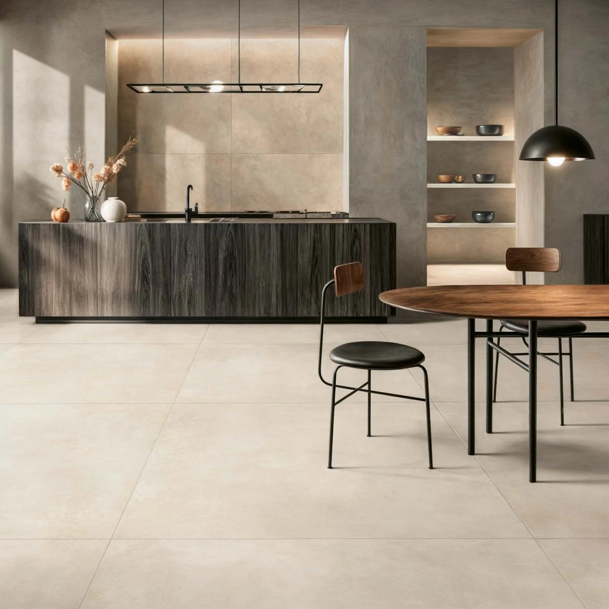 EnergieKer Corsocomo 'Meringue', hier als vloer in 120x120 in een keuken met donker houten kookeiland