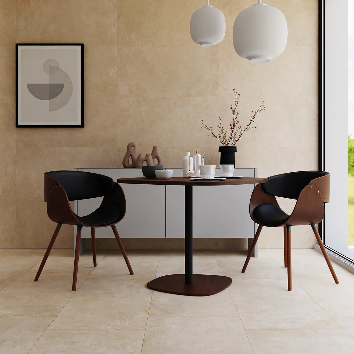 EnergieKer Corsocomo 'Cookie', warme wand van grote tegels achter een ronde eettafel met twee stoelen