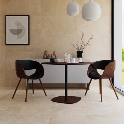 EnergieKer Corsocomo 'Cookie', warme wand van grote tegels achter een ronde eettafel met twee stoelen