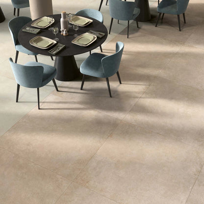 EnergieKer Corsocomo 'Cookie', hier als vloer in 120x120 onder een gedekte ronde tafel met blauwe stoelen