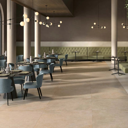 EnergieKer Corsocomo 'Cookie', hier als vloer in 120x120 in een restaurant met zuilen en blauwe stoelen