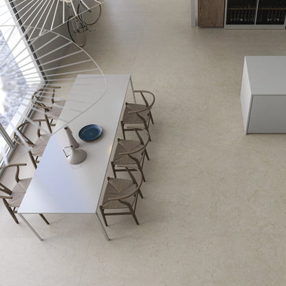 Cifre Cronos 'Cream', crème vloer in groot formaat 160x160 in een open keuken met lange eettafel