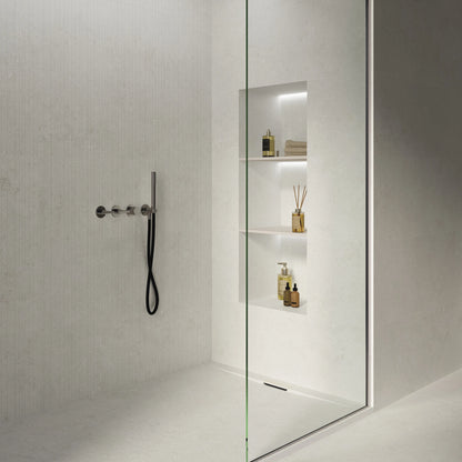 Cifre Cronos 'Ivory', inloopdouche met ivoorwitte vloertegels 60x120 en Laja-reliëf op de wand
