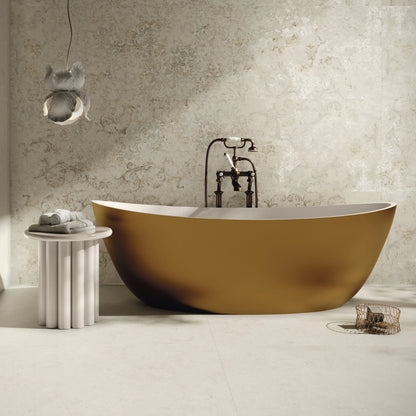 Cifre Cronos 'Ivory Peak', badkamer met ivoorwitte vloer en Pompei-decorwand achter een gouden ligbad