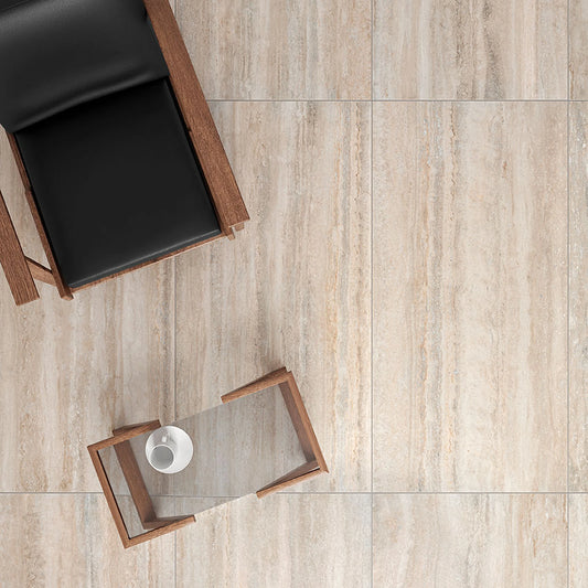 Tuscania Dolomia Stone 'Almond Vein Cut', beige vloertegels met lengteaders, van boven, met zwarte fauteuil en bijzettafel