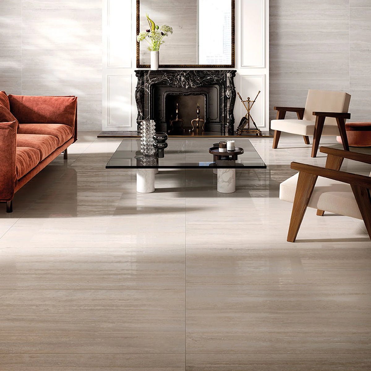 Tuscania Dolomia Stone 'Almond Vein Cut', beige vloer, hier in zijdeglans, in een salon met zwarte marmeren schouw