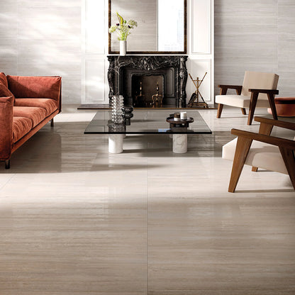 Tuscania Dolomia Stone 'Almond Vein Cut', beige vloer, hier in zijdeglans, in een salon met zwarte marmeren schouw