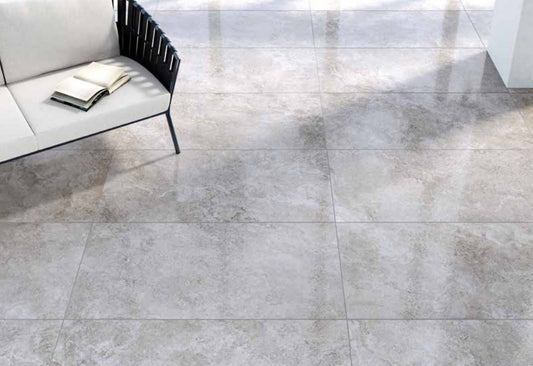 Tuscania Dolomia Stone 'Grey', lichtgrijze natuursteenlook vloertegels met glans en een witte bank met zwarte rugleuning