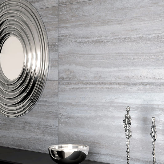 Tuscania Dolomia Stone 'Grey Vein Cut', grijze wandtegels met lengteaders achter een ronde zilveren spiegel
