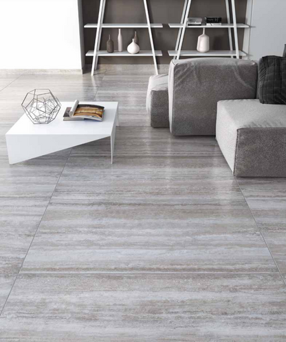 Tuscania Dolomia Stone 'Grey Vein', grijze travertijnlook vloertegels met fijne nerf in een woonkamer met witte salontafel