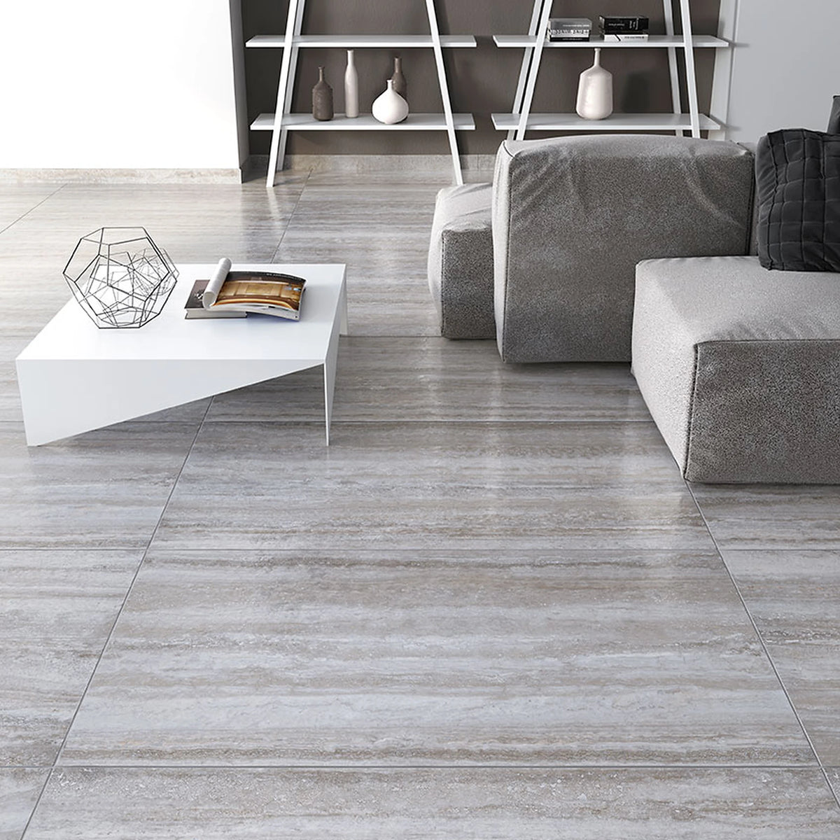 Tuscania Dolomia Stone 'Grey Vein Cut', zijdeglanzende grijze vloertegels in een woonkamer met witte salontafel