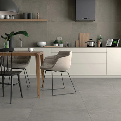 Stargres Downtown 'Grey', grijze vloertegels in een open keuken met houten eettafel, wand in een warmere tint