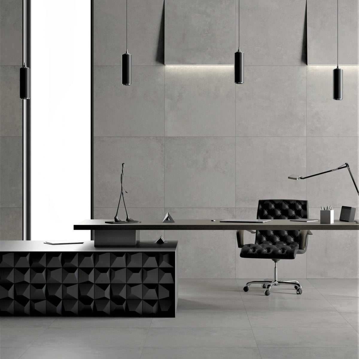 Stargres Downtown 'Grey', grijze tegels 60x60cm op vloer en wand van een kantoor met zwart bureau