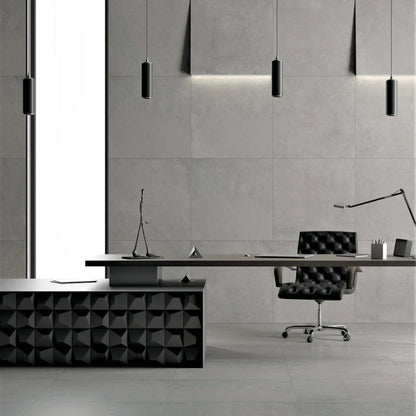Stargres Downtown 'Grey', grijze tegels 60x60cm op vloer en wand van een kantoor met zwart bureau
