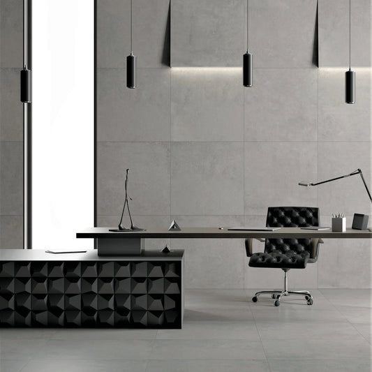 Stargres Downtown 'Grey', grijze tegels 60x60cm op vloer en wand van een kantoor met zwart bureau