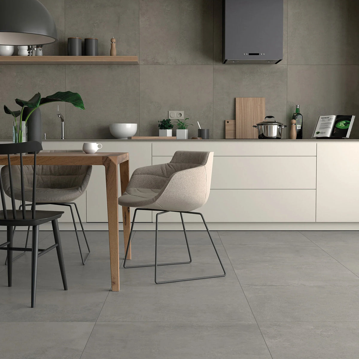 Stargres Downtown 'Grey', grijze vloertegels in een open keuken met houten eettafel, wand in een warmere tint
