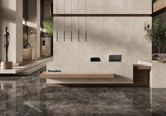 STN Cerámica Feroe 'Greige', beige natuursteenlook wandtegels en een donkere vloer in een hotellobby met balie
