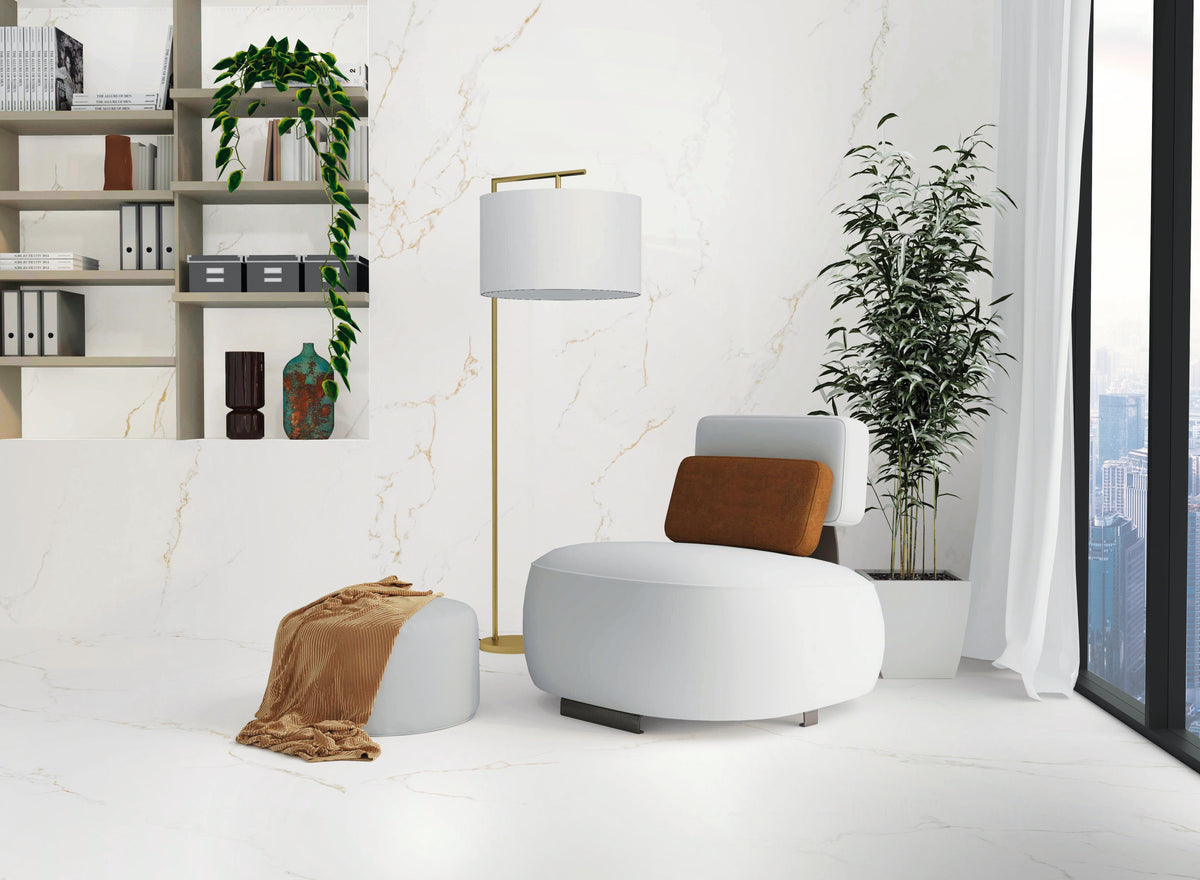 Azulejos Benadresa Finezza 'Oro Pulido', witte marmerlook met gouden adering in een lichte zithoek met ronde fauteuil