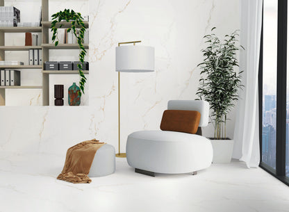 Azulejos Benadresa Finezza 'Oro Pulido', witte marmerlook met gouden adering in een lichte zithoek met ronde fauteuil