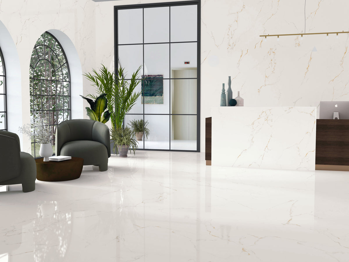Azulejos Benadresa Finezza 'Oro Pulido', witte marmerlook vloer en wandpaneel met gouden adering in een hal met boogramen