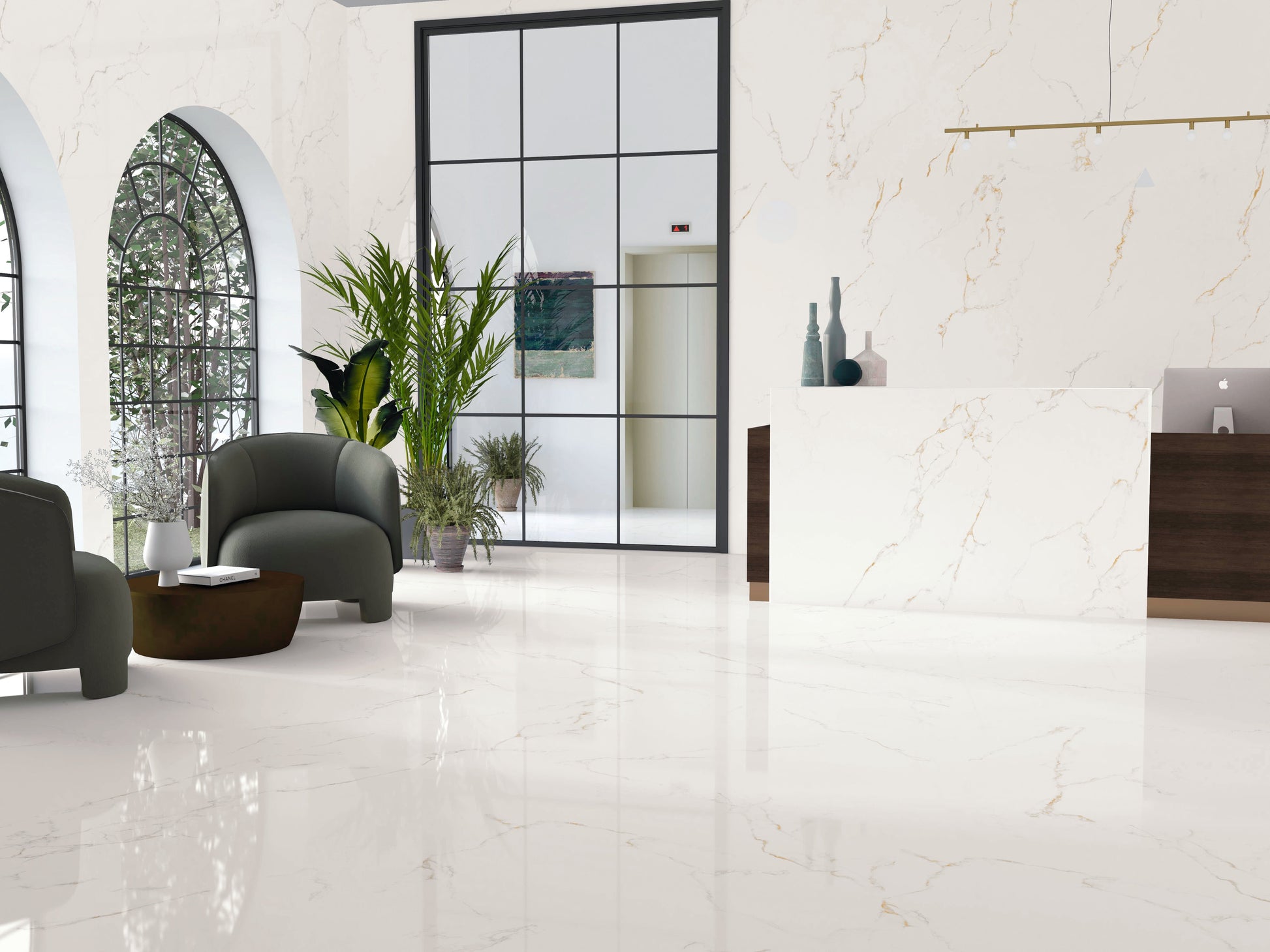 Azulejos Benadresa Finezza 'Oro Pulido', witte marmerlook vloer en wandpaneel met gouden adering in een hal met boogramen