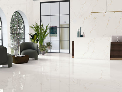 Azulejos Benadresa Finezza 'Oro Pulido', witte marmerlook vloer en wandpaneel met gouden adering in een hal met boogramen